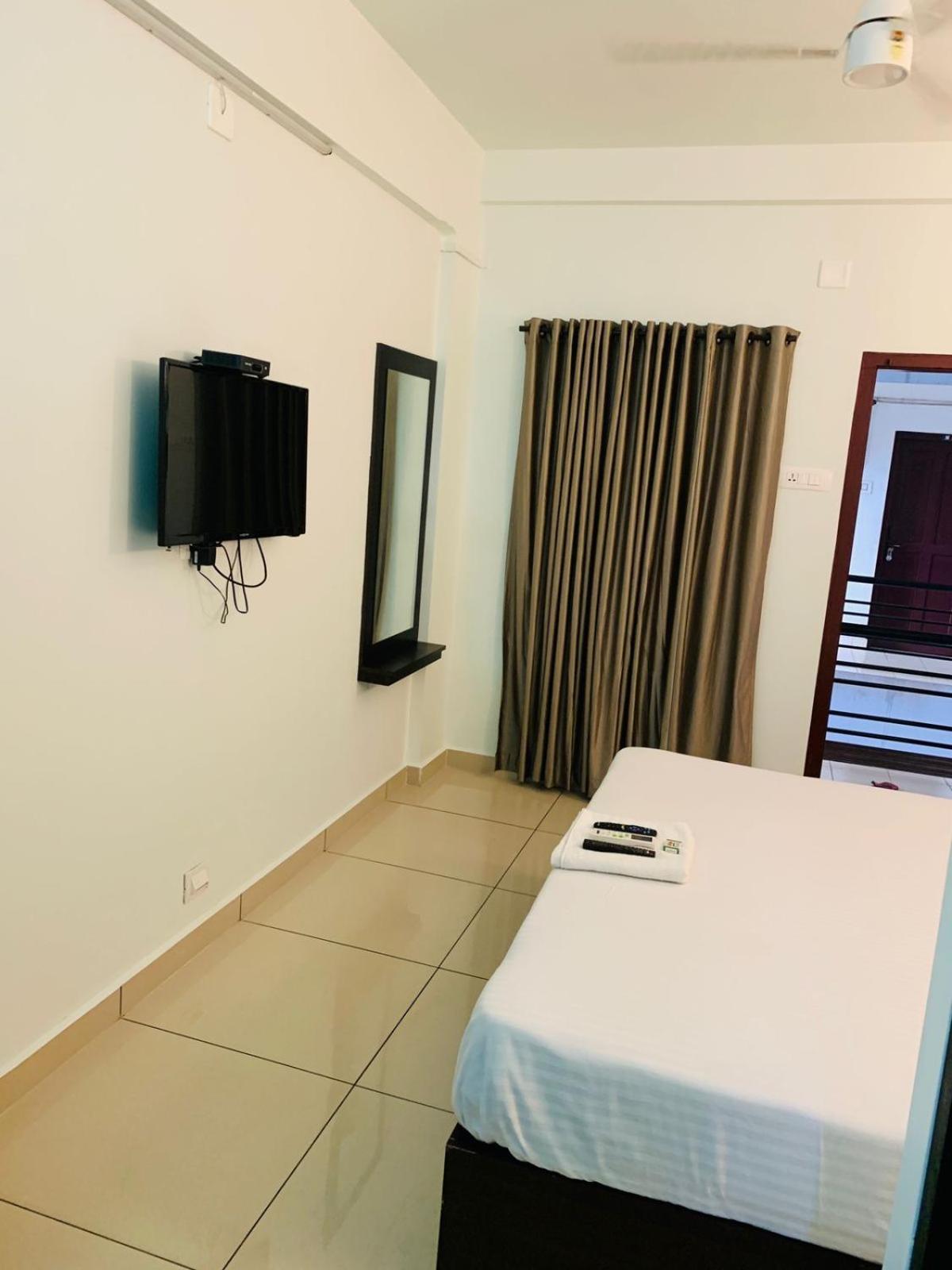 Apsara Residency Hotel Perintalmanna Ngoại thất bức ảnh