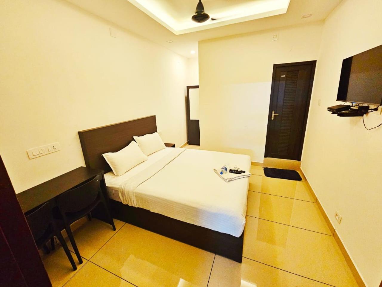 Apsara Residency Hotel Perintalmanna Ngoại thất bức ảnh